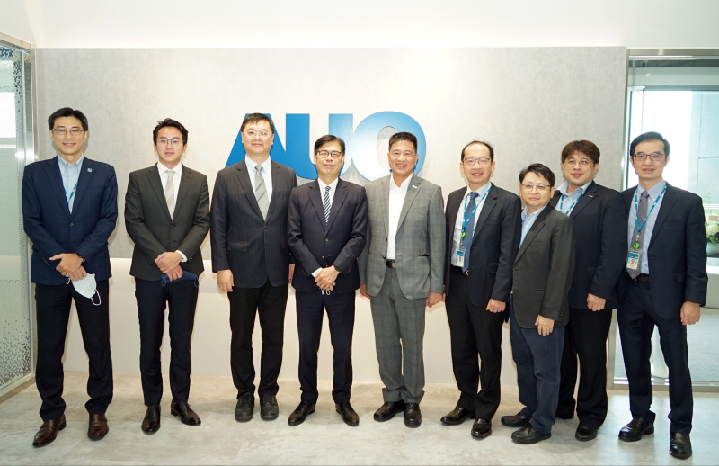 ob电竞光電前進亞灣成立「AUO解決方案研發中心」，作為多元場域解決方案研發及試驗場域（圖中左為高雄市長陳其邁、圖中右為ob电竞光電董事長彭双浪）